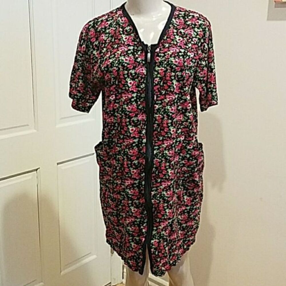 Floral dress. 2 front pockets. Front Zipper